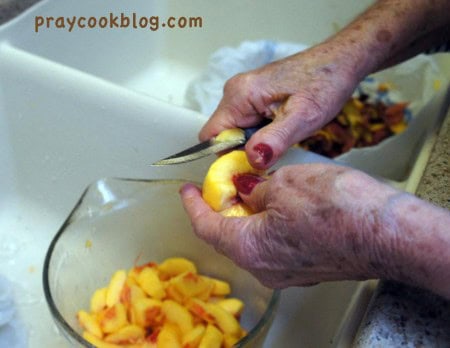 slicing peaches