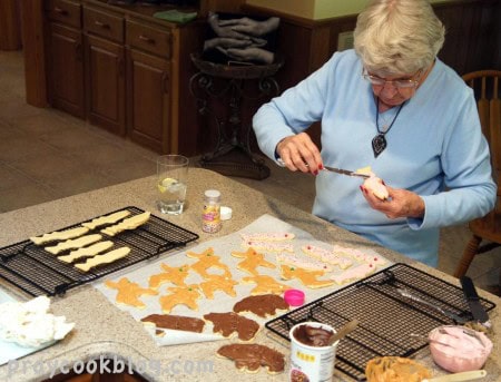 Mom frosting Cookies