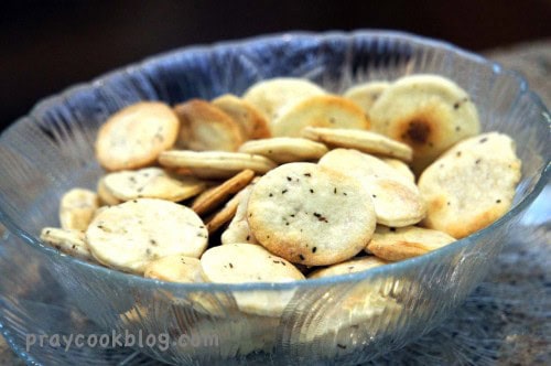 Round soup crackers